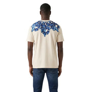 T-shirt homme en coton beige à col rond, de la marque County of Milan, orné d'un motif serpent bleu et blanc audacieux sur les épaules.