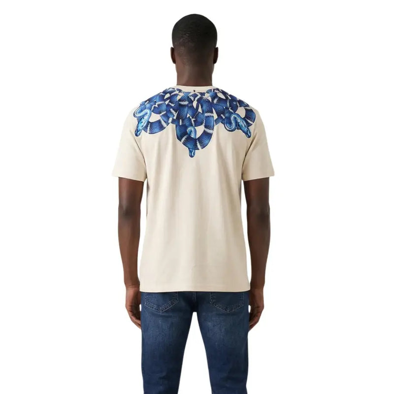 T-shirt homme en coton beige à col rond, de la marque County of Milan, orné d'un motif serpent bleu et blanc audacieux sur les épaules.