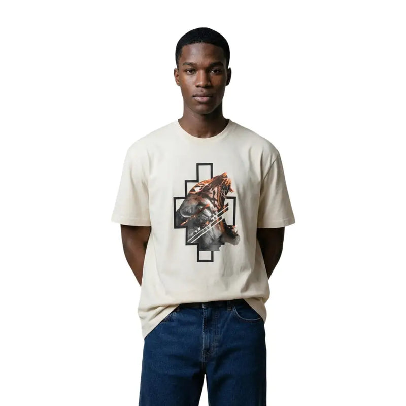 T-shirt en coton crème à manches courtes de la marque County of Milan, orné d'un motif tigre audacieux encadré de lignes géométriques noires.