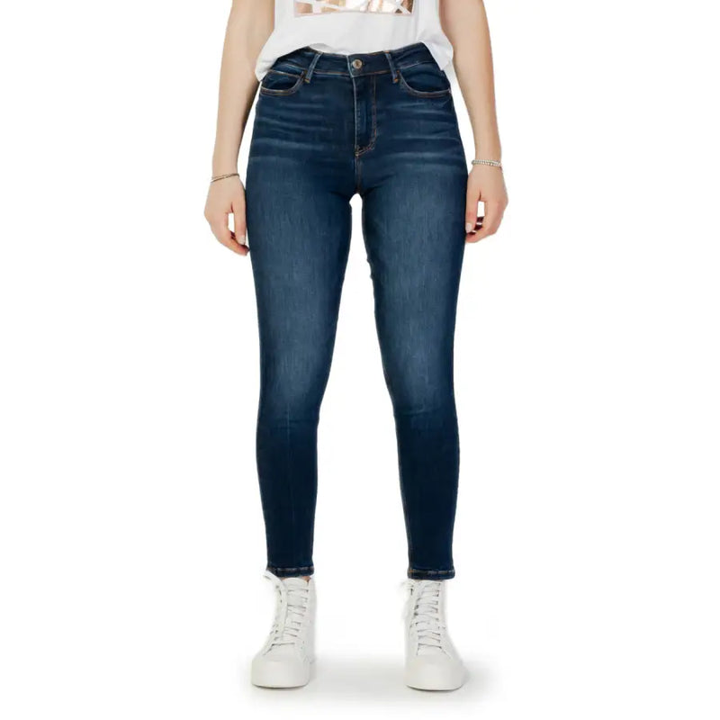 Dunkelblaue Skinny-Jeans mit hohem Bund, klassischer Denim-Textur und dezenten Waschspuren.