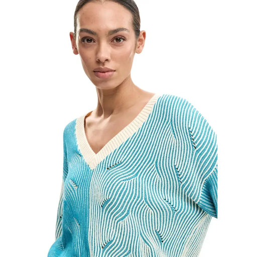 Pull Desigual bleu clair à col en V en maille de coton à texture ondulée