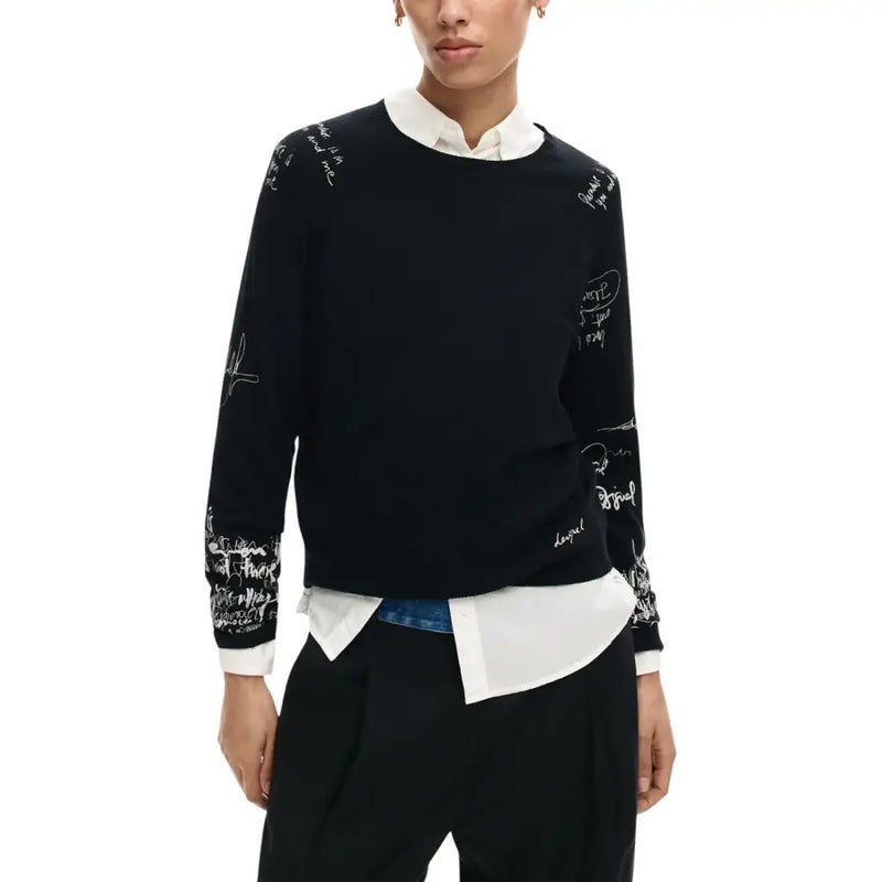 Beigefarbener Desigual-Strickpullover mit Print und langen Ärmeln sowie schwarzen Schriftzügen
