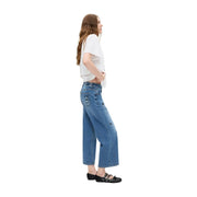 Desigual Damen-Jeans aus blauem Baumwoll-Denim, von hinten gesehen, mit weitem Bein und dekorativer Stickerei an der Tasche.