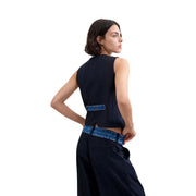 Rückansicht der Desigual Damen-Weste mit blauen Nadelstreifen und marineblauen Ärmeln top mit vertikalen Rippen und Denim-Aufnäher