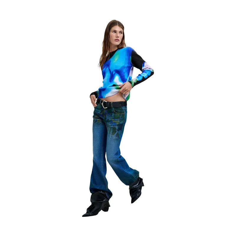 Une femme porte un pull Desigual bleu slim en maille acrylique à manches longues top avec des motifs tie-dye éclatants et des manches noires