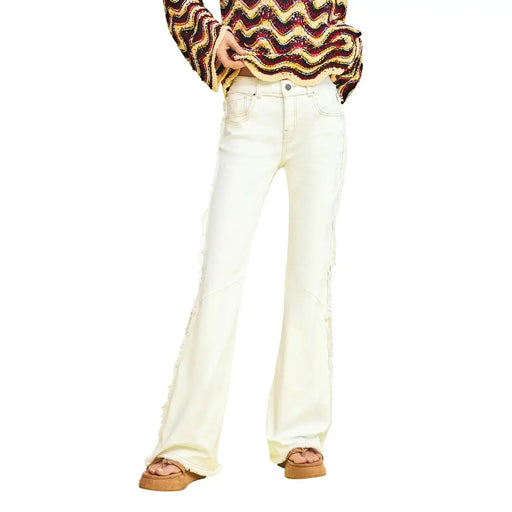 Jean en denim de coton couleur crème, coupe évasée, avec détails effilochés sur les côtés, issu de la collection printemps-été femme Desigual.