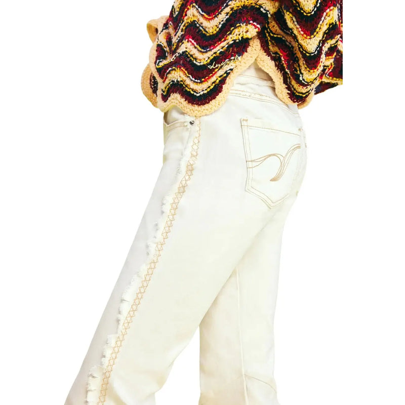 Rückansicht einer beigefarbenen Desigual Damen-Baumwolljeans mit goldbestickter, ausgefranster Seitennaht und gesticktem Logo auf der Tasche.