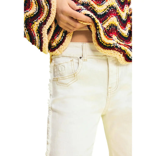 Jean Desigual pour femme en coton beige et blanc, avec coutures latérales effilochées et logo brodé, idéal pour le printemps et l'été.