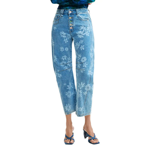 Jean en denim de coton bleu clair Desigual pour femme, orné d'un motif floral blanc et d'une braguette boutonnée.