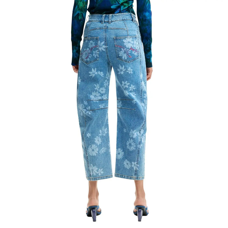 Rückseite einer hellen Jeans aus Denim mit weißer und rosa Blumenstickerei auf verkürzten, weiten Baumwolltaschen von Desigual