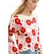 Ein kuscheliger Desigual Damen-Strickpullover aus beigefarbenem Baumwollmischgewebe mit floralem Muster in leuchtenden Rot-Pink-Creme und gewellten Kanten