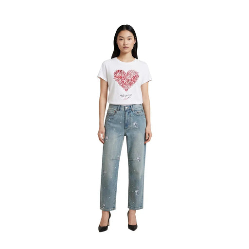 Blanc t-shirt avec un motif floral en forme de cœur rose détaillé, associé à un jean stretch en coton bleu clair Desigual pour femme