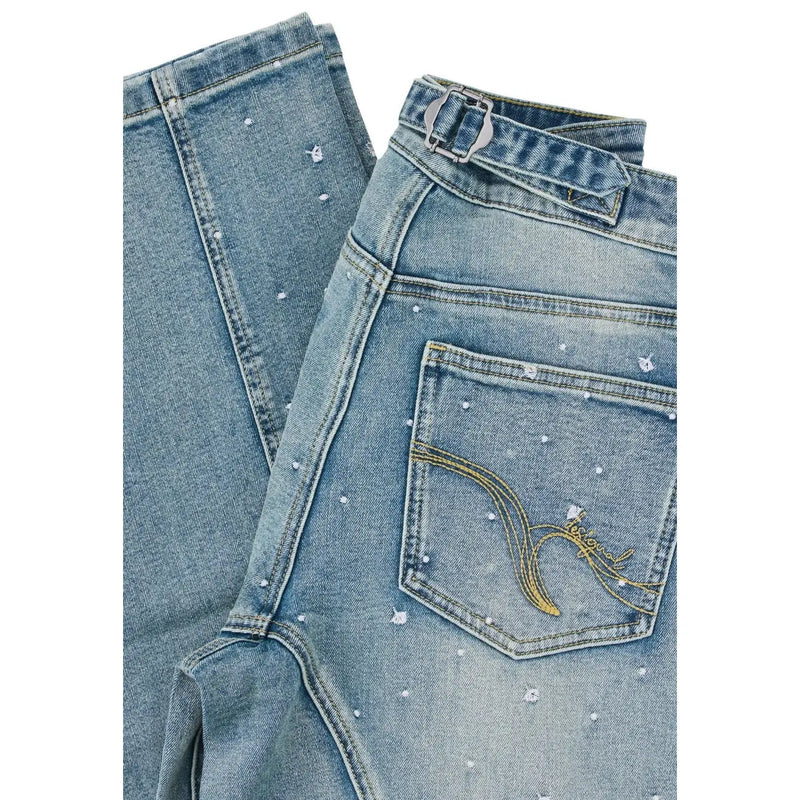 Rückseite der hellblauen Desigual Damen-Stretchjeans aus Baumwolle mit verstreuten weißen Strasssteinen und goldgesticktem Logo