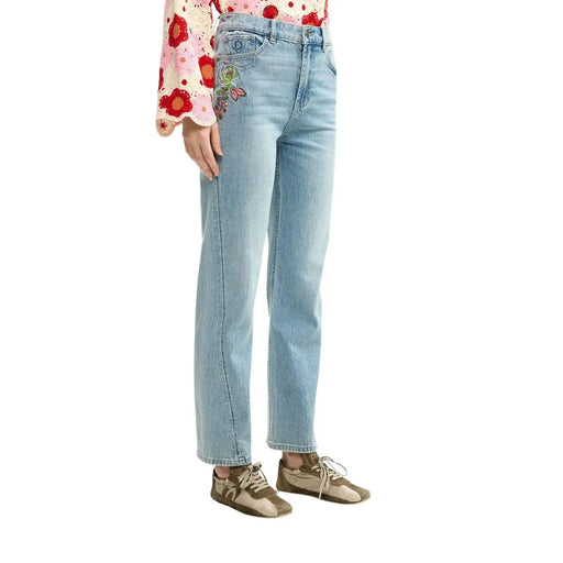 Jean Desigual pour femme en coton bleu clair, denim délavé et écusson floral brodé coloré sur la poche avant droite