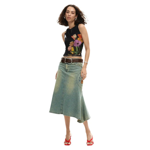 Ein mittellanger Jeansrock in verwaschenem Blau mit asymmetrischem Saum und aufgesetzter Tasche, kombiniert mit einem ärmellosen, floralen Rundhals-Top von Desigual für Damen. top Schwarz