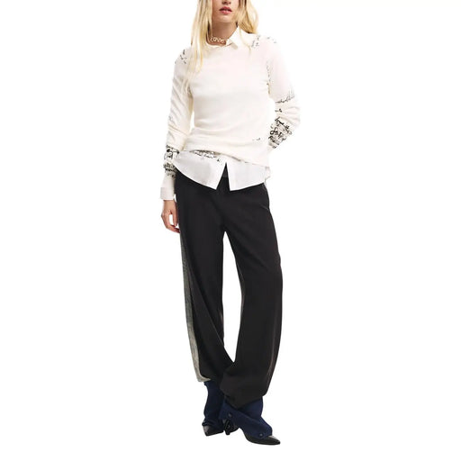 Weiße, langärmelige Bluse mit schwarzen Stickereien an Ärmeln und Schultern, kombiniert mit einer schwarzen, schmal geschnittenen Desigual-Hose aus Baumwollmischgewebe in Größe 26SWPW26.