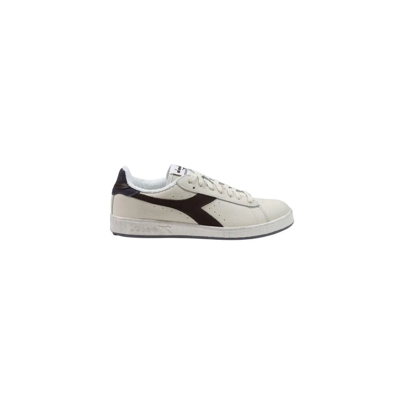 cremefarben Diadora Herren-Sneaker aus Wildleder und Leder mit schwarzem Diagonalstreifen, weißen Schnürsenkeln und profilierter Gummisohle