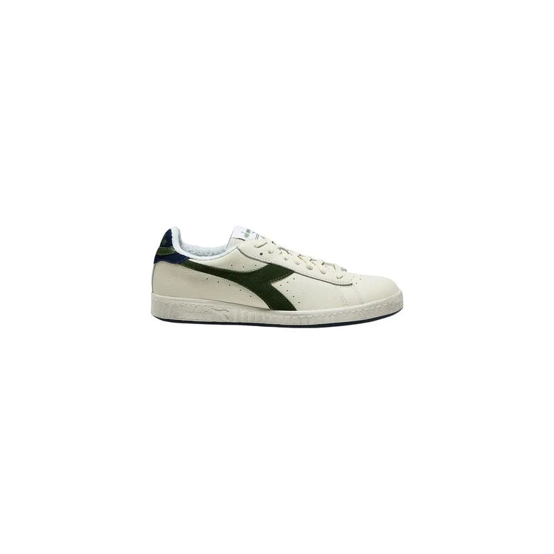 cremefarbenes Leder diadora Herren-Sneaker aus beigefarbenem Wildleder mit dunkelgrünem Diagonalstreifen und marineblauer Fersenlasche.