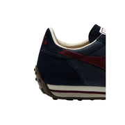 Diadora Herren-Sneaker aus marineblauem und bordeauxrotem Leder mit weißen Streifen an der Zwischensohle, designt als Rallye-Waxed-Schuhe