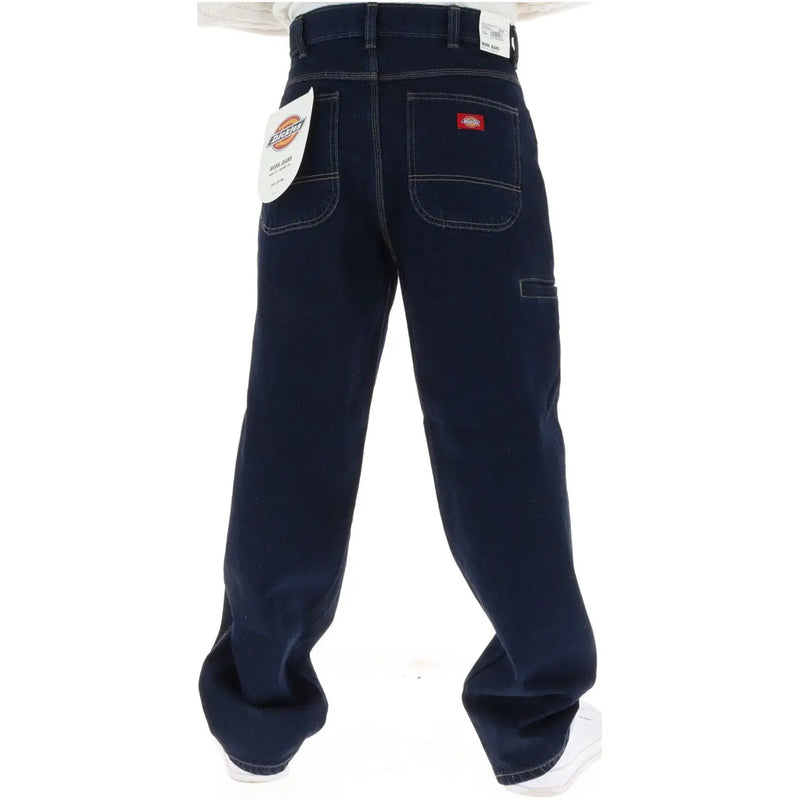 Dickies Herren-Cargojeans in Dunkelblau mit rotem Markenaufnäher auf der Gesäßtasche, Rückansicht