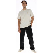 Off-white kurzärmeliges Baumwollhemd t-shirt mit kleinem, gesticktem Logo auf der linken Brustseite, kombiniert mit Dickies schwarze Baumwollhosen für Herbst und Winter