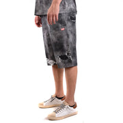 Diesel Baumwollshorts für Herren in Dunkelgrau mit Used-Look-Details an den Knien und rotem Logo auf der Vordertasche (Ansicht von vorne)