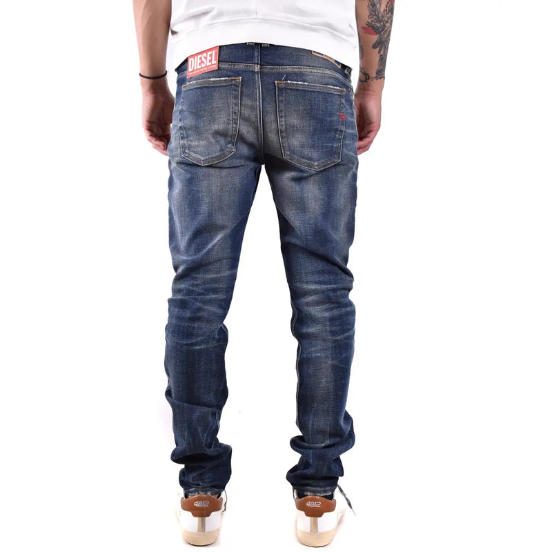 Diesel Jean slim pour homme en denim bleu foncé délavé avec détails usés et étiquette de marque, vue de dos