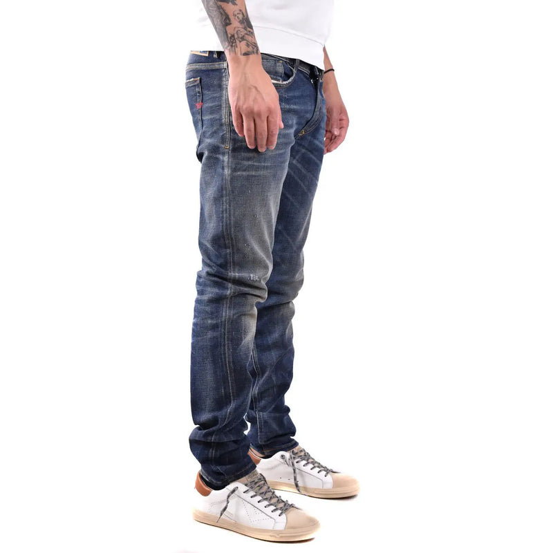 Diesel Jean slim pour homme, délavage foncé avec un léger effet délavé et un petit logo rouge sur la poche arrière (vue de dos)