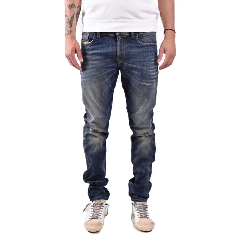 Diesel Jean slim pour homme en denim foncé délavé avec un délavage subtil et des coutures classiques, vue de face