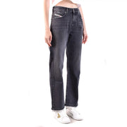 Rückseite einer dunkelblauen Diesel Damen-Stretchjeans aus schwarzer Baumwolle mit hohem Bund und Logo-Patch auf der Gesäßtasche.