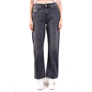 Rückseite der schwarzen Diesel Damen-Stretchjeans aus Baumwolle, die den dunkelblauen, geraden Schnitt mit ausgefransten Säumen und der Logotasche zeigt.