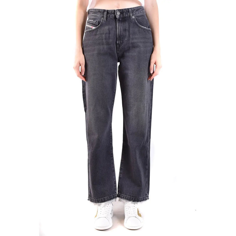 Rückseite der schwarzen Diesel Damen-Stretchjeans aus Baumwolle, die den dunkelblauen, geraden Schnitt mit ausgefransten Säumen und der Logotasche zeigt.
