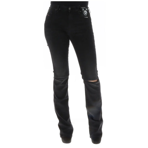 Diesel Zerrissene schwarze Baumwolljeans für Damen, die die Rückseite mit ausgefransten Knien und einem Markenaufnäher an der Tasche zeigen.