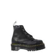 Schwarze, genarbte Leder-Ankle-Boots für Damen von Dr. Martens, von hinten gesehen