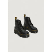 Schwarze Dr. Martens Leder-Ankle-Boots für Damen, die die Rückseite mit dem charakteristischen Fersenschlaufen-Detail zeigen.
