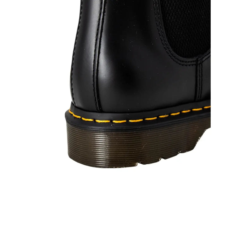 Dr. Martens Herren-Chelsea-Boots aus schwarzem Leder mit glatter Oberfläche, gelben Ziernähten und brauner Gummisohle