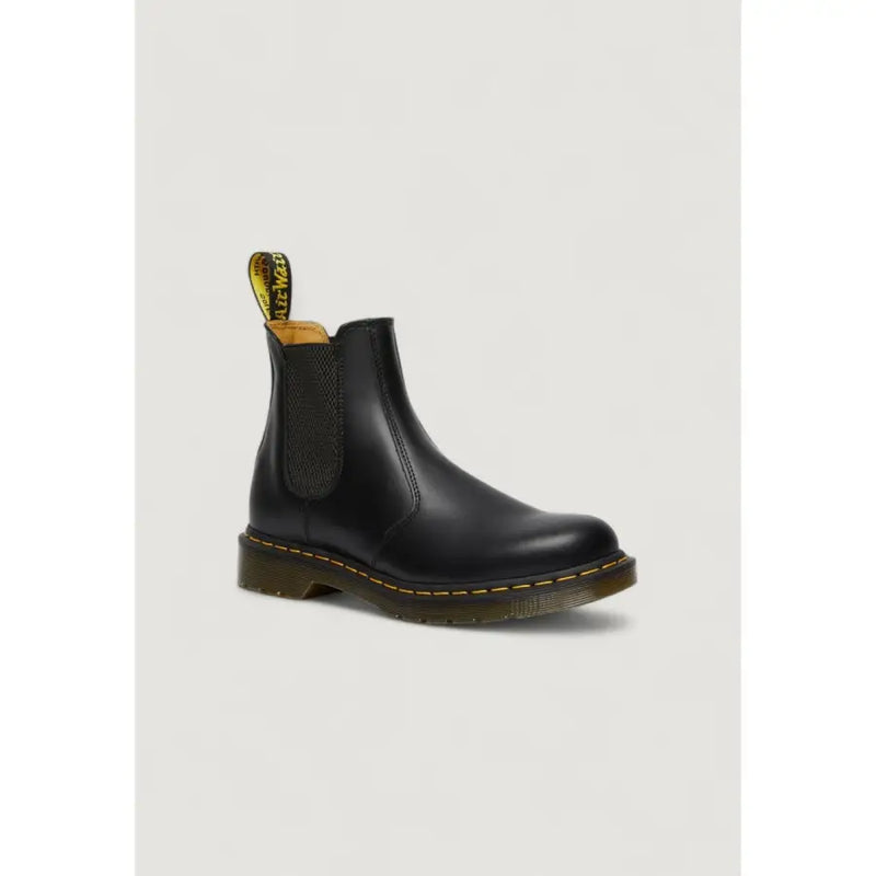 Black leather dr martens men boots made of polyester suitable for spring summer use shown from the back side