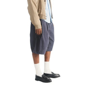 Marineblaue Faltenshorts kombiniert mit schwarzen Dr. Martens Mayfair Loafer-Schuhen aus Leder, Vorderansicht