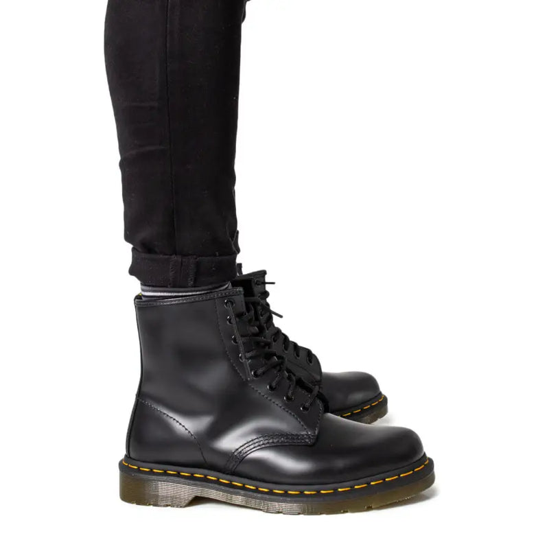 Dr Martens men leather boots in black featuring lace-up design and smooth leather material