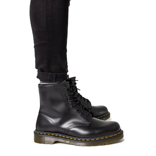 Dr Martens men leather boots in black featuring lace-up design and smooth leather material