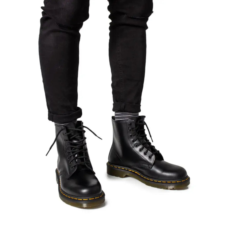 Dr Martens men leather boots black lace up 11822006 showing the back side with black leather material details