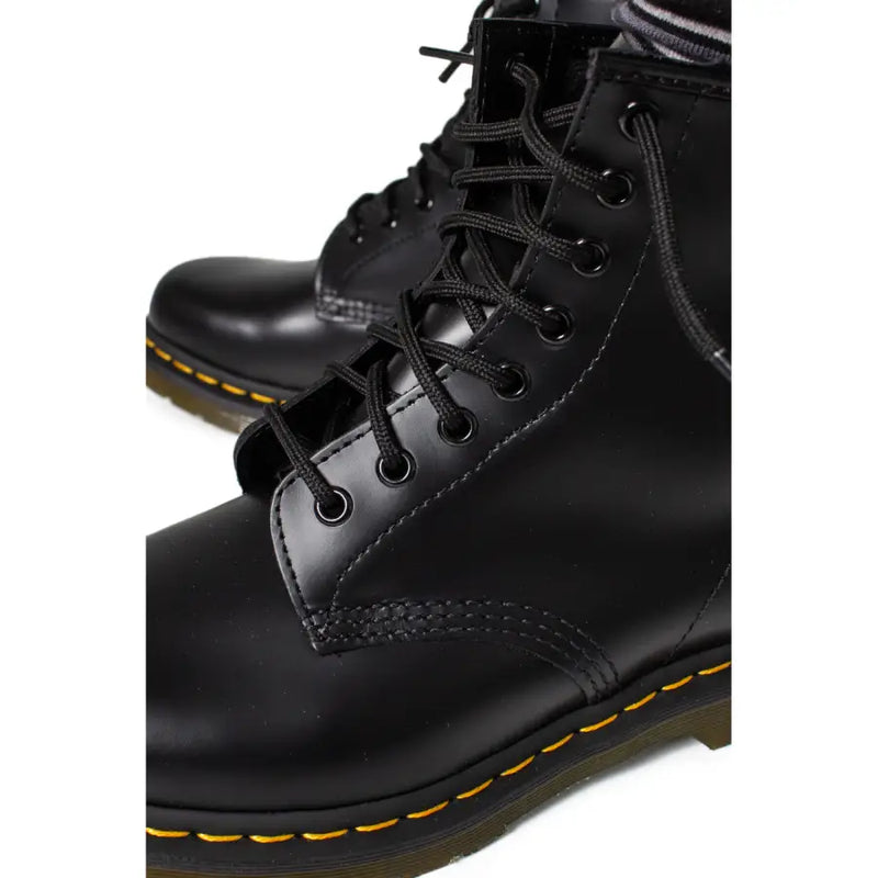 Dr Martens men leather boots black lace up 11822006 showing the black leather material and lace up design