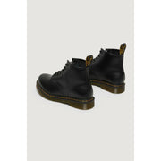 Vorderansicht von Dr. Martens Herren-Schnürstiefeletten aus schwarzem Leder, die das glatte Leder und das robuste Design präsentieren.