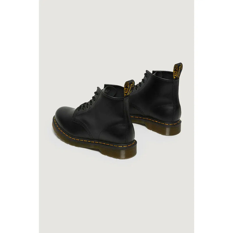 Vorderansicht von Dr. Martens Herren-Schnürstiefeletten aus schwarzem Leder, die das glatte Leder und das robuste Design präsentieren.