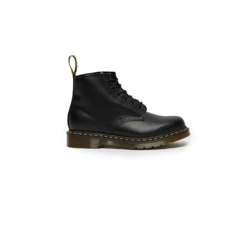 Schwarze Dr. Martens Herren-Lederstiefel mit schwarzer Schnürung am Knöchel, von hinten gesehen