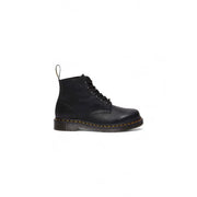 Schwarze Dr. Martens Herren-Schnürstiefel aus Leder, die die Rückseite mit den charakteristischen Ziernähten und der Zuglasche zeigen.