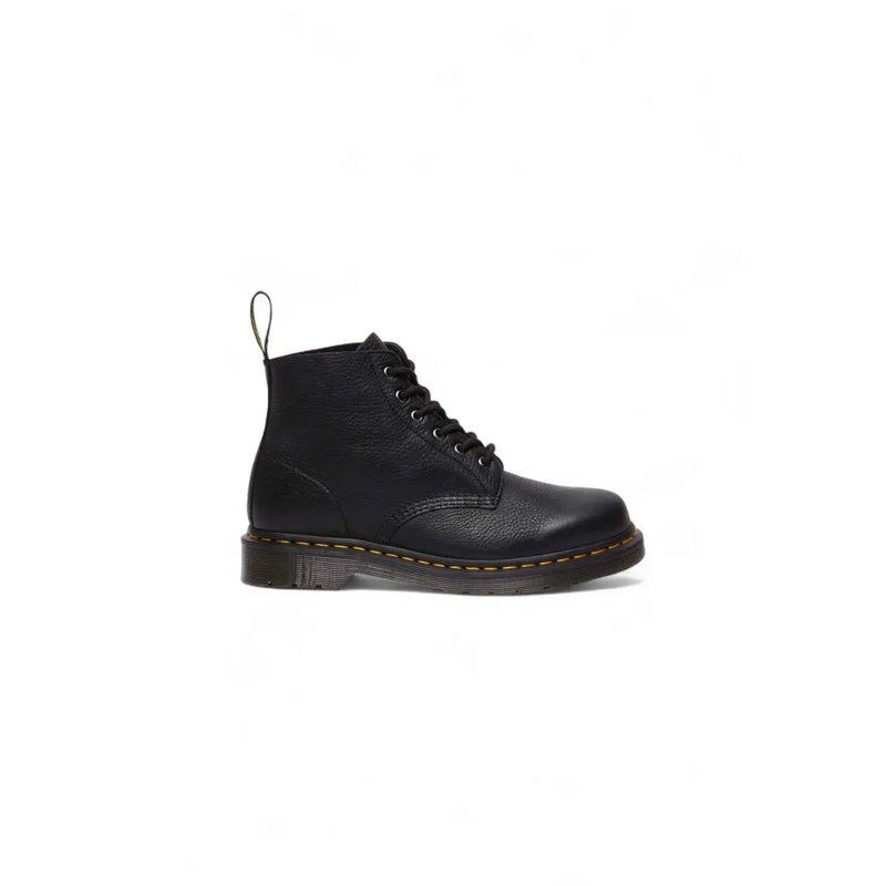Schwarze Dr. Martens Herren-Schnürstiefel aus Leder, die die Rückseite mit den charakteristischen Ziernähten und der Zuglasche zeigen.