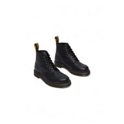 Schwarze Dr. Martens Herren-Schnürstiefel aus Leder, die die Rückseite zeigen, mit robuster Verarbeitung und klassischem Design