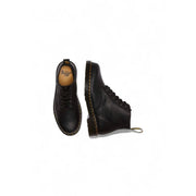 Schwarze Dr. Martens Herren-Schnürstiefel aus Leder, die Rückseite mit robuster Sohle und Fersenschlaufe zeigen.