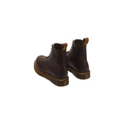 Dunkelbraune Dr. Martens Herren-Lederstiefel, Modell 1460 Pascal, Abbildung der Stiefelrückseite.